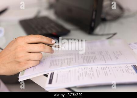 Main d'un travailleur de laboratoire médical remplissant le formulaire papier Banque D'Images