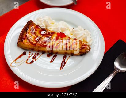 Tranche de tarte à croûte courte aux pommes Banque D'Images