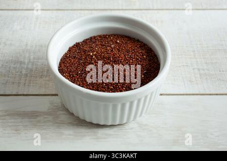 Une vue d'un bol de quinoa rouge. Banque D'Images