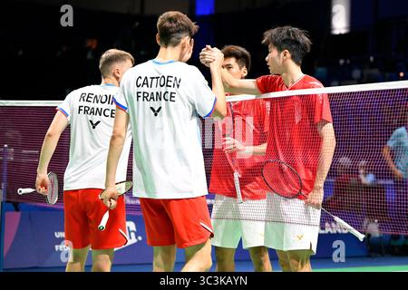 Muelheim, Allemagne. 25 juillet 2025. Liao Pinyi (2e R)/Zhang Lejian (1er R) serrent la main de Mael Cattoen (2e l)/Lucas Renoir après le match de quarts de finale en double masculin du badminton entre Liao Pinyi/Zhang Lejian de Chine et Mael Cattoen/Lucas Renoir de France aux Jeux mondiaux universitaires Rhine-Ruhr 2025 de la FISU à Muelheim, Allemagne, le 25 juillet 2025. Crédit : Zhang Fan/Xinhua/Alamy Live News Banque D'Images