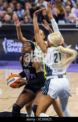 Juillet 25 2025 San Francisco CA, États-Unis Golden State Center Temi Fagbenle (14) bataille pour la position dans la peinture lors du match de basket-ball WNBA entre Dallas Wings et les Golden State Valkyries. Valkyries a battu Dallas 86-76 au Chase Center San Francisco Calif. Thurman James/CSM Banque D'Images