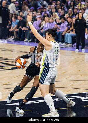 Juillet 25 2025 San Francisco CA, États-Unis le centre de Golden State Temi Fagbenle (14) va au panier contre le centre de Dallas Li Yueru (28) lors du match de basket-ball WNBA entre Dallas Wings et les Golden State Valkyries. Valkyries a battu Dallas 86-76 au Chase Center San Francisco Calif. Thurman James/CSM Banque D'Images