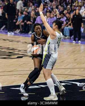Juillet 25 2025 San Francisco CA, États-Unis le centre de Golden State Temi Fagbenle (14) va au panier contre le centre de Dallas Li Yueru (28) lors du match de basket-ball WNBA entre Dallas Wings et les Golden State Valkyries. Valkyries a battu Dallas 86-76 au Chase Center San Francisco Calif. Thurman James/CSM Banque D'Images