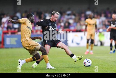 Crawley UK 25 juillet 2025 - Harry McKirdy de Crawley gagne le ballon lors du match de football amical d'avant-saison entre Crawley Town et Crystal Palace au Broadfield Stadium de Crawley : crédit Simon Dack /TPI/ Alamy Live News Banque D'Images