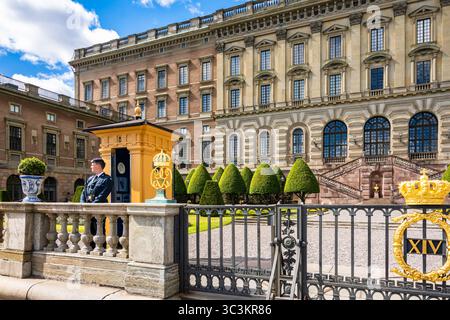 STOCKHOLM, SUÈDE - 30 juin 2025 : la garde soldat devant le Palais de Stockholm ou le Palais Royal (Kungliga slottet) est la résidence officielle et majo Banque D'Images
