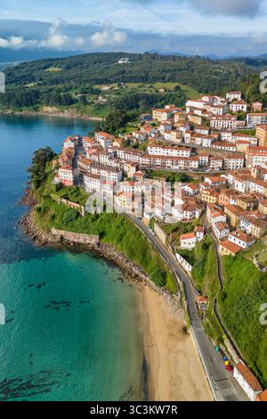 Charmant village de pêcheurs de Lastres dans la région des Asturies, au nord de l'Espagne Banque D'Images