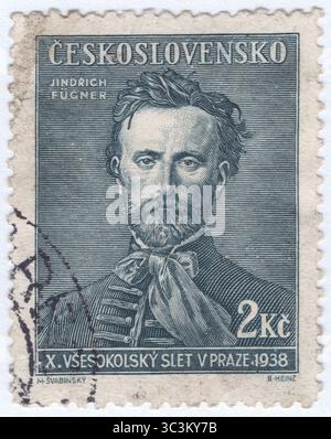 TCHÉCOSLOVAQUIE - 18 juin 1938 : timbre-poste bleu ardoise à 2 couronnes représentant un portrait de Jindrich Fugner, cofondateur du mouvement Sokol. 10e Jeux d'été de Sokol. Miroslav Tyrš était philosophe tchèque, historien de l'art, organisateur sportif et, avec Jindřich Fügner, cofondateur du mouvement Sokol en 1862 Banque D'Images