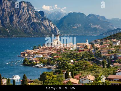 Vue sur le château de Scaliger et la ville de Malcesine sur le bord du lac de Garde en Italie avec de beaux paysages de montagne au-delà Banque D'Images