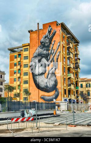 ROME - 20 MARS : le graffiti mural de loup noir peint en 2014 par l'artiste belge Roa dans le quartier Testaccio à Rome, vu le 20 mars 2016 Banque D'Images