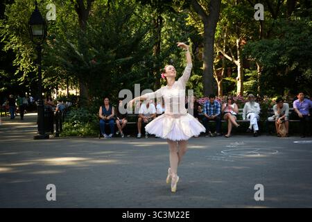 Une ballerine gracieuse debout sur ses orteils avec l'aide de chaussures pointe. Dans Washington Square Park à Manhattan, New York. Banque D'Images