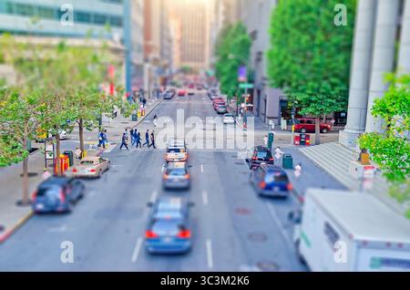 Vue aérienne de Front Street depuis Embarcadero Center dans le centre-ville de San Francisco, États-Unis. Effet d'inclinaison-décalage appliqué Banque D'Images