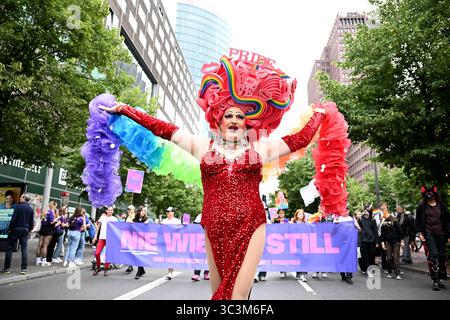 26 juillet 2025, Berlín : sous le slogan "ne plus jamais me taire", 80 camions avec 100 groupes différents défilent pour la diversité, les droits de l'homme et la protection des minorités lors de la 47e Berlin Pride. Photo : Bernd von Jutrczenka/dpa Banque D'Images