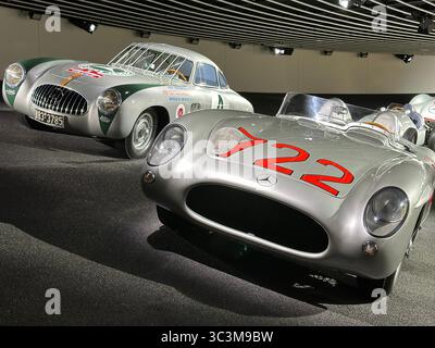 Mercedes-Benz 300 SLR #722 et 300 SL #4, voitures de course emblématiques des années 1950 et gagnants mille Miglia et Carrera Panamericana, présentés côte à côte. Banque D'Images