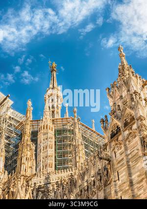 Détail de marbre spiers et statues sur le toit de la cathédrale gothique de Milan, Italie Banque D'Images