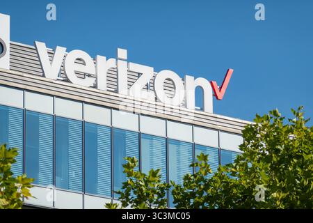 Ostrava, Tchéquie - 28 septembre 2023 : bannière du transporteur mobile Verizon sur le bâtiment moderne derrière les arbres Banque D'Images