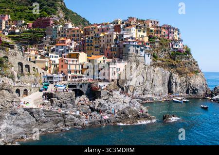 Bâtiment de maison multicolore sur le bord de la falaise. Manarola village italien Cinque Terre, Ligurie, Italie. Mer d'été. Banque D'Images