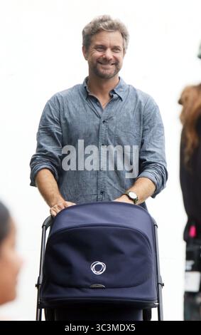 New York, NY 25 juillet 2025 : Joshua Jackson tourne sur place pour les happy hours à New York. 25 juillet 2025 crédit RW/Mediapunch Banque D'Images