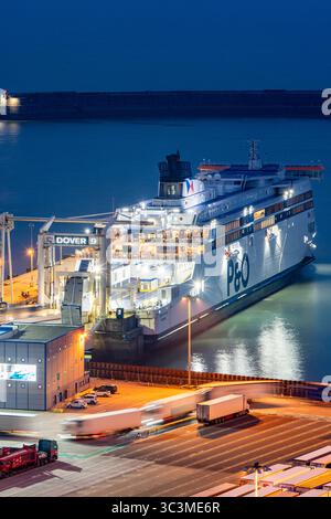 Le ferry P&O « Spirit of France » a accosté au terminal de fret de Douvres, chargé de camions dans la soirée via un pont routier mobile reliant le ferry Banque D'Images