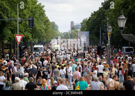 26 juillet 2025, Berlin : la 47e Berlin Pride, manifestation pour Christopher Street Day (CSD), marche à travers la ville. Sous la devise "ne plus jamais me taire", 80 camions avec 100 groupes différents défilent dans la ville pour manifester en faveur de la diversité, des droits de l'homme et de la protection des minorités. La CSD de Berlin est l’un des plus grands événements pour la communauté LGBTQ en Europe. Photo : Carsten Koall/dpa Banque D'Images