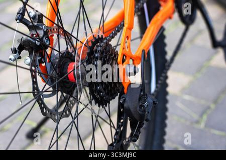 Il s'agit d'un gros plan détaillé qui se concentre sur la roue arrière d'un vélo, capturant ses composants complexes et son design Banque D'Images