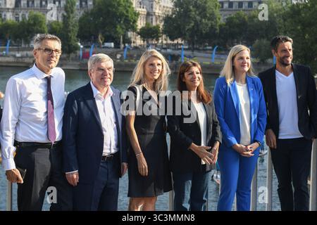 Inconnu. 26 juillet 2025. Le préfet de Paris et d'Ile-de-France Marc Guillaume, le président sortant du Comité International Olympique (CIO) Thomas Bach, la ministre des Sports, de la Jeunesse et de la vie communautaire Marie Barsacq, la maire de Paris Anne Hidalgo, la présidente du Comité International Olympique (CIO) Kirsty Coventry, le membre du CIO Tony Estanguet photographié au pont Saint Louis sur la Seine à Paris, en France, le 26 2025 juillet 2024, dans le cadre des célébrations. Photo de Florian Poitout/ABACAPRESS.COM crédit : Abaca Press/Alamy Live News Banque D'Images