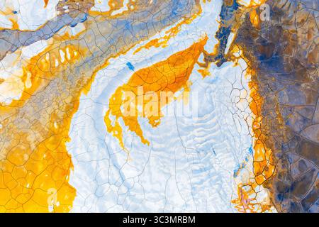 Vue aérienne de formations de boue colorées créant des motifs abstraits. Photographié avec un drone, capturant la topographie colorée de la Terre avec un niveau de détail époustouflant Banque D'Images