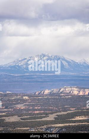 Vue imprenable sur les montagnes enneigées de la Puna, Argentine. Cette région montagneuse présente une beauté naturelle époustouflante avec son terrain accidenté A. Banque D'Images