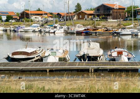 Une scène pittoresque de bateaux traditionnels amarrés dans un port dans le bassin d'Arcachon, mettant en valeur le charme et le patrimoine de la culture maritime dans un contexte de Banque D'Images