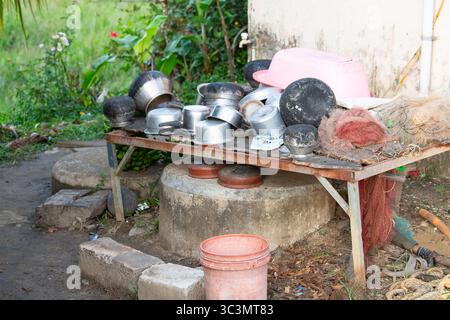 Pots de cuisine indiens pour le séchage de nourriture ou de thé sur table, Street Lifestyle en Inde, ustensile de cuisine en fer, culture de l'Asie Banque D'Images