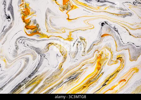 Fond de peinture acrylique abstrait vibrant avec des motifs tourbillonnants d'orange, noir et blanc. Le mouvement dynamique et les textures riches créent une casquette Banque D'Images