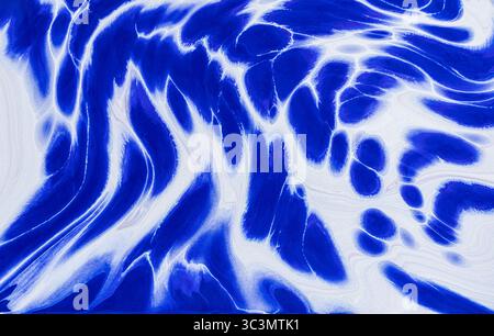 Beau fond de peinture acrylique abstrait avec des tons bleus envoûtants. Les motifs tourbillonnants et les teintes vives créent une expérience visuelle captivante Banque D'Images