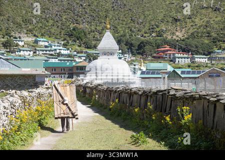 Une scène pittoresque du village de Khumjung dans la région de l'Everest au Népal, avec une architecture traditionnelle, une végétation luxuriante et une atmosphère sereine, Banque D'Images