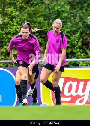 Bâle, Suisse. 26 juillet 2025. BÂLE, SUISSE - JUILLET 26 : Lauren Hemp d'Angleterre court pendant la session d'entraînement précédant la finale de L'UEFA Women's EURO 2025 entre l'Angleterre et l'Espagne au Jakob-Park le 26 juillet 2025 à Bâle, Suisse. (Photo de Leiting Gao/BSR Agency) crédit : BSR Agency/Alamy Live News Banque D'Images