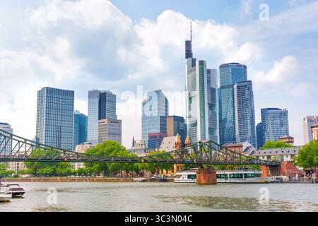 Francfort, Allemagne - 10 juin 2025 : vue spectaculaire sur les gratte-ciel de Francfort avec ses gratte-ciel et le main, mettant en valeur l'architecture urbaine et vibr Banque D'Images