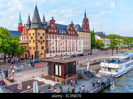 Francfort, Allemagne - 10 juin 2025 : charmants bâtiments historiques bordant la rive de Francfort avec vie de rue animée et bateaux amarrés à proximité, un Banque D'Images
