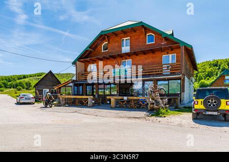 TRSA, MONTÉNÉGRO - 04 JUIN 2025 : un petit village de TRSA au Monténégro situé sous les pentes de la montagne Durmitor offre un accès à l'attrac naturel Banque D'Images