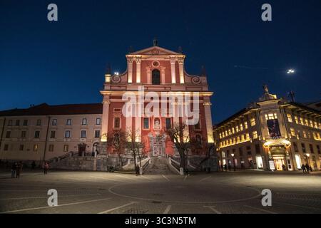 Ljubljana : place Preseren (Preseren trg) la nuit, avec l'église franciscaine de l'Annonciation. Slovénie Banque D'Images
