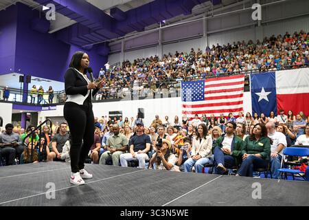Austin, Texas, États-Unis. 25 juillet 2025. La représentante américaine JASMINE CROCKETT prend la parole lors d'un rassemblement surnommé ''The People vs The Power Grab'' qui a attiré environ 1 000 personnes à Austin le 25 juillet 2025. Le rassemblement, parrainé par Powered By People, était en réponse à la poussée du républicain et du président Donald Trump de recantonner les démocrates texans hors du Congrès. (Crédit image : © Bob Daemmrich/ZUMA Press Wire) USAGE ÉDITORIAL SEULEMENT ! Non destiné à UN USAGE commercial ! Banque D'Images