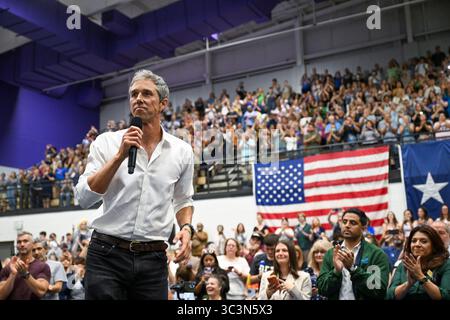 Austin, Texas, États-Unis. 25 juillet 2025. L'ancien membre du Congrès du Texas BETO O'ROURKE prend la parole lors d'un rassemblement surnommé ''The People vs. The Power Grab'' qui a attiré environ 1 000 personnes à Austin le 25 juillet 2025. Le rassemblement, parrainé par Powered By People, était en réponse à la poussée du républicain et du président Donald Trump de recantonner les démocrates texans hors du Congrès. (Crédit image : © Bob Daemmrich/ZUMA Press Wire) USAGE ÉDITORIAL SEULEMENT ! Non destiné à UN USAGE commercial ! Banque D'Images