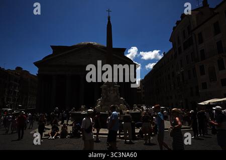 Rome, Italie. 26 juillet 2025. **NO LIBRI** Italie, Rome, 2025/7/26.touristes sur la Piazza del Panteon à Rome photographie par ALESSIA GIULIANI /Catholic Press photo Credit : Independent photo Agency/Alamy Live News Banque D'Images