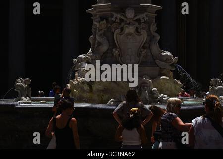 Rome, Italie. 26 juillet 2025. **NO LIBRI** Italie, Rome, 2025/7/26.touristes sur la Piazza del Panteon à Rome photographie par ALESSIA GIULIANI /Catholic Press photo Credit : Independent photo Agency/Alamy Live News Banque D'Images