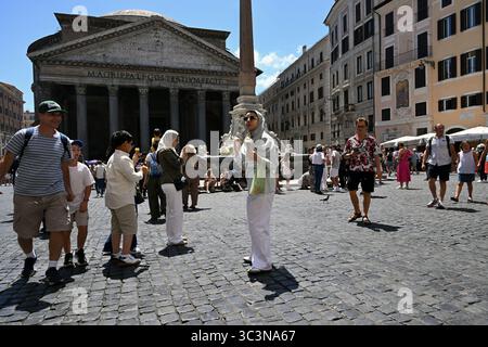 Rome, Italie. 26 juillet 2025. **NO LIBRI** Italie, Rome, 2025/7/26.touristes sur la Piazza del Panteon à Rome photographie par ALESSIA GIULIANI /Catholic Press photo Credit : Independent photo Agency/Alamy Live News Banque D'Images