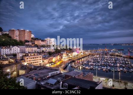 GB - DEVON : Torquay Harbour de nuit avec Tor Bay en arrière-plan (photographie par Edmund Nagele FRPS) Banque D'Images