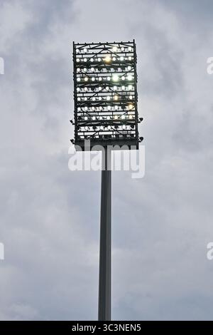 Der Flutlichtmasten in Nuernberg leuchtet BEI Regen/Symbolbild/Testspiel : 1. FC Nuernberg - Borussia M?nchengladbach, Max-Morlock Stadion AM 26.07.2025/DFL LA RÉGLEMENTATION INTERDIT TOUTE UTILISATION DE PHOTOGRAPHIES COMME SÉQUENCES D'IMAGES ET/OU QUASI-VIDÉO Banque D'Images