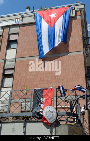 Rome, Italie. 26 juillet 2025. Un grand drapeau cubain est déployé à l'occasion de la célébration de la Journée de la rébellion nationale, organisée par la communauté cubaine et à laquelle participent des associations italiennes de soutien à la Révolution cubaine, des représentants des partis et mouvements communistes devant l'ambassade de Cuba à Rome. Crédit : ZUMA Press, Inc/Alamy Live News Banque D'Images