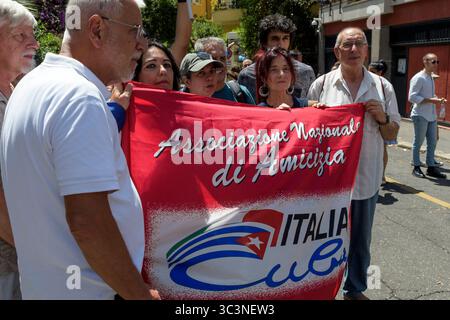 Rome, Italie. 26 juillet 2025. Membres de l'Association nationale de l'amitié Italie-Cuba à l'occasion de la célébration de la Journée de la rébellion nationale, organisée par la communauté cubaine et à laquelle ont participé des associations italiennes de soutien à la Révolution cubaine, des représentants des partis et mouvements communistes devant l'ambassade de Cuba à Rome. Crédit : ZUMA Press, Inc/Alamy Live News Banque D'Images