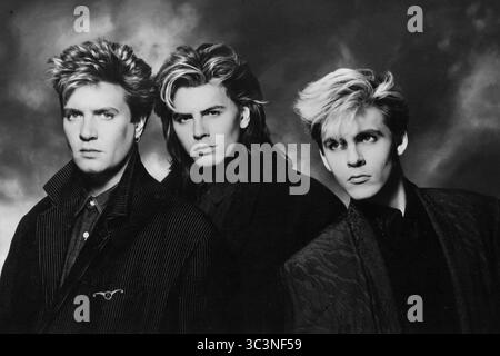 Duran Duran. Portrait du groupe pop et rock anglais Duran Duran en trio, photo publicitaire, 1986. De gauche à droite, Simon LeBon, John Taylor et Nick Rhodes Banque D'Images