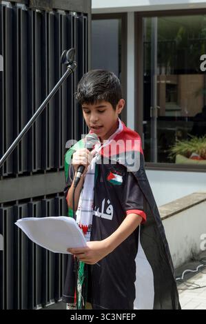 Rome, Italie. 26 juillet 2025. Un enfant palestinien lors de son discours à l’occasion de la célébration de la Journée de la rébellion nationale, organisée par la communauté cubaine et à laquelle ont participé des associations italiennes de soutien à la Révolution cubaine, des représentants des partis et mouvements communistes devant l’ambassade de Cuba à Rome. Crédit : ZUMA Press, Inc/Alamy Live News Banque D'Images