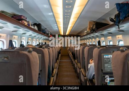Tokyo, Japon-5 avril 2025 ; vue intérieure de la cabine Green car du train à grande vitesse Shinkansen ou train à grande vitesse rempli de passagers et de bagages Banque D'Images