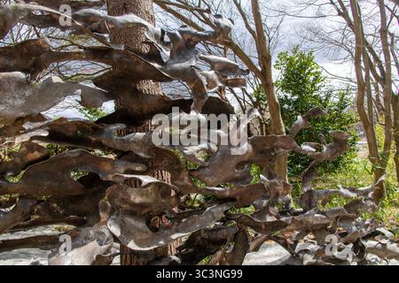 Fujikawaguchiko, Japon-6 avril 2025 ; gros plan des ornements sur la porte d'entrée du musée d'art Kubota Itchiku dédié à l'artiste textile Itchiku Banque D'Images